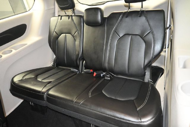 Used 2024 Chrysler Pacifica Touring-L FWD image 13