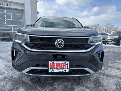 Used 2022 Volkswagen Taos SE image 2