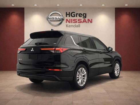 Used 2025 Mitsubishi Outlander ES image 4