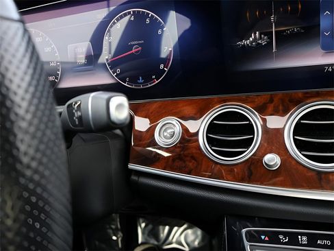 Used 2018 Mercedes-Benz E 300 4MATIC image 28