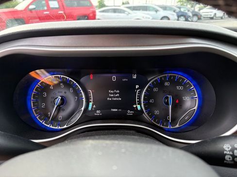 Used 2023 Chrysler Pacifica Touring-L FWD image 20