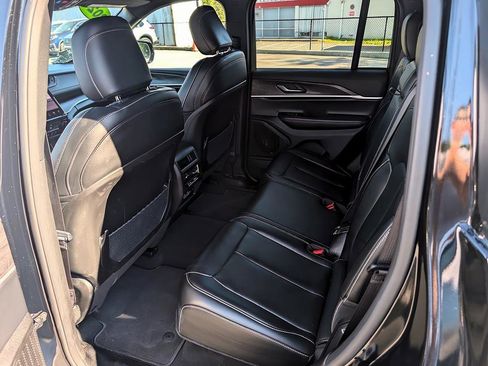 Used 2025 Jeep Grand Cherokee Limited AWD/4WD image 9