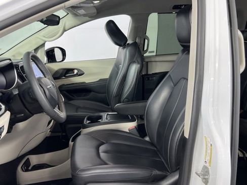 Used 2024 Chrysler Pacifica Touring-L image 32