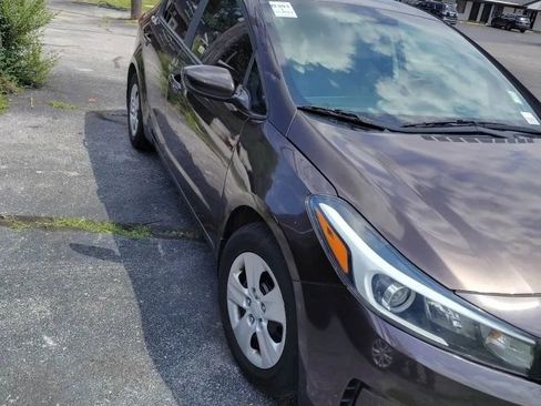 Used 2017 Kia Forte LX FWD image 2