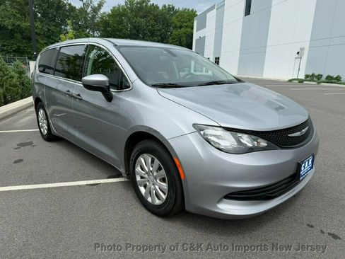Used 2020 Chrysler Voyager L FWD image 5