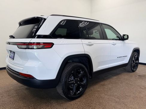 Used 2023 Jeep Grand Cherokee Altitude AWD/4WD image 7