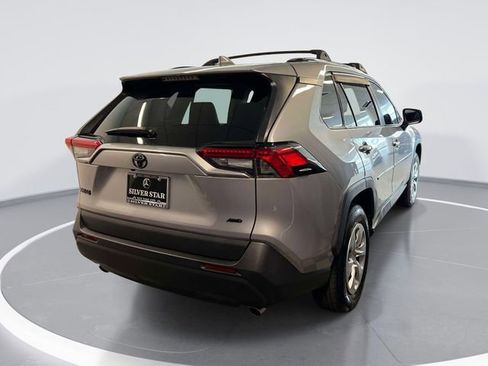 Used 2021 Toyota RAV4 LE AWD/4WD image 4