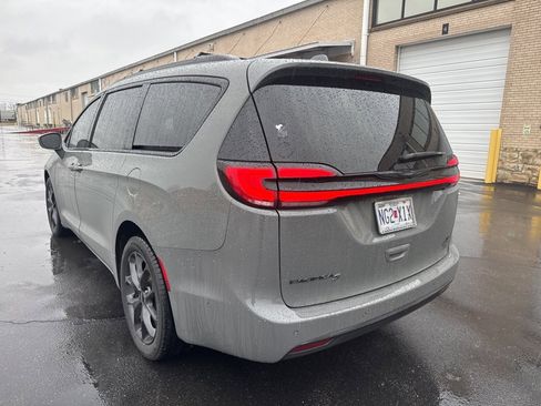 Used 2021 Chrysler Pacifica Touring-L w/ Uconnect Theater Family Group image 7