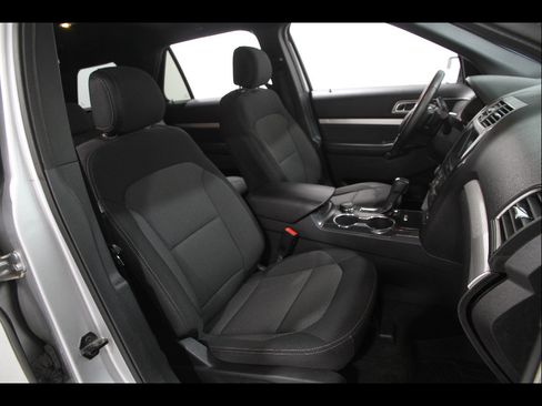 Used 2017 Ford Explorer XLT w/ Equipment Group 201A AWD/4WD image 17