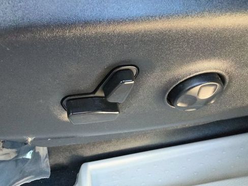Used 2023 Chrysler Pacifica Touring-L FWD image 18