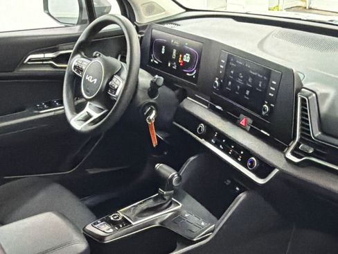 Used 2025 Kia Sportage LX image 9