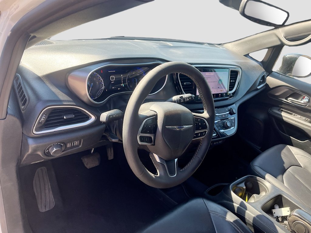 Used 2025 Chrysler Voyager LX FWD image 9