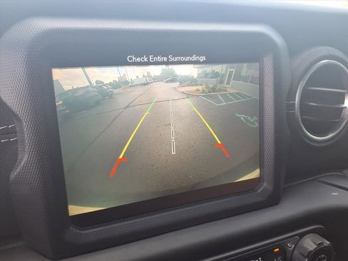 Used 2018 Jeep Wrangler Unlimited Sahara image 17