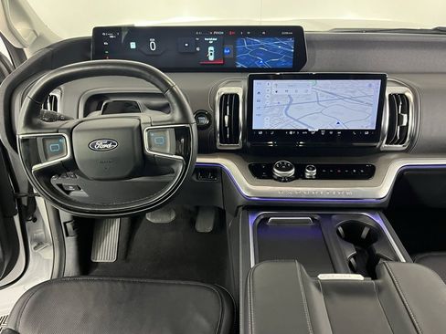 Used 2025 Ford Expedition Platinum image 13