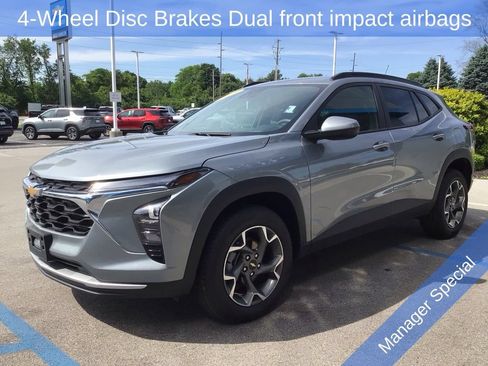 Used 2025 Chevrolet Trax LT FWD image 12