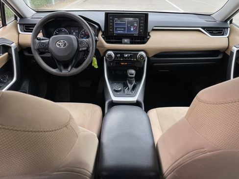 Used 2021 Toyota RAV4 LE AWD/4WD image 10