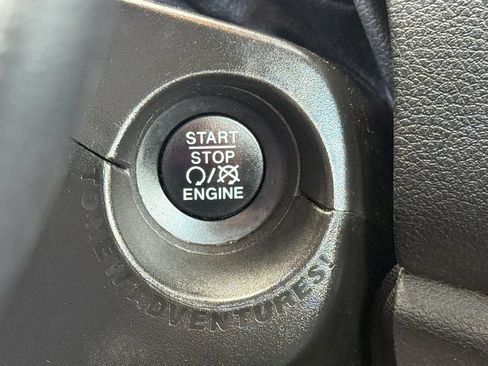 Used 2018 Jeep Renegade Latitude w/ Cold Weather Group AWD/4WD image 25