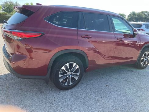 Used 2023 Toyota Highlander XLE FWD image 4
