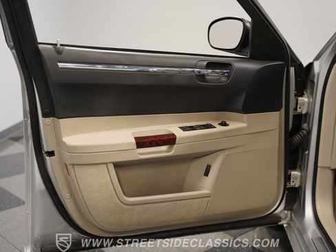 Used 2005 Chrysler 300 C w/ Navigation & Sound Group II image 37