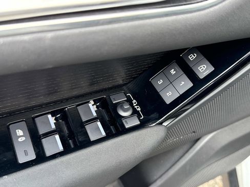 Certified 2025 Land Rover Range Rover Velar Dynamic SE image 18