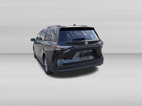 Used 2025 Toyota Sienna XLE FWD image 8