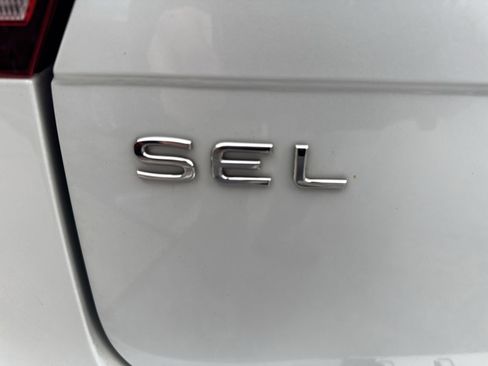 Certified 2022 Volkswagen Tiguan SEL R-Line image 33