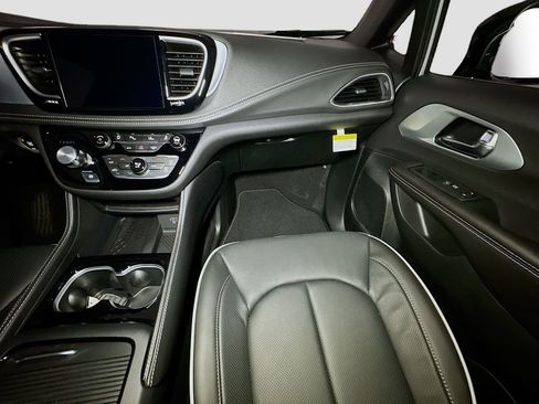 New 2026 Chrysler Pacifica Limited image 26