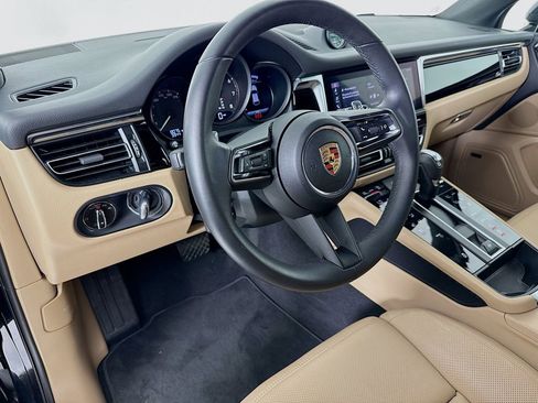Certified 2025 Porsche Macan AWD/4WD image 4