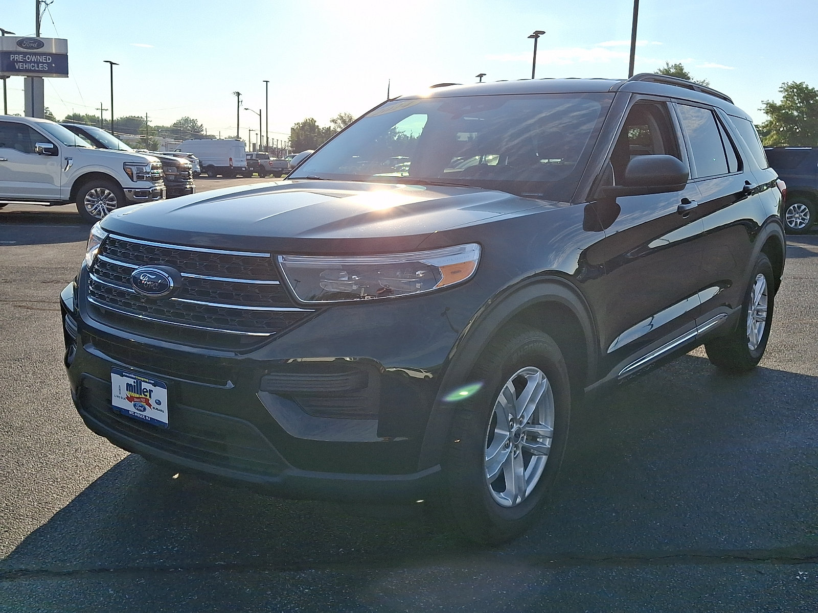 Used 2024 Ford Explorer XLT AWD/4WD image 3
