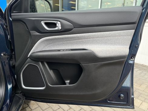 Used 2024 Jeep Compass Latitude image 33