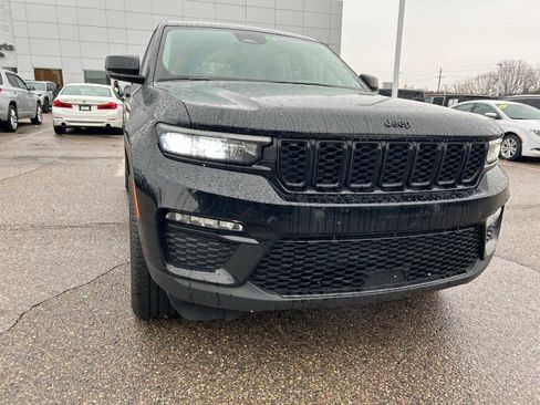 Certified 2023 Jeep Grand Cherokee Limited w/ Black Appearance Package image 3