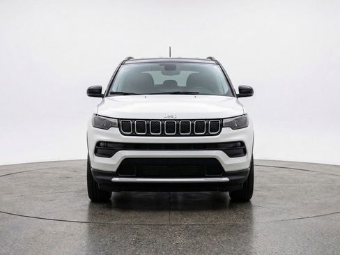 Used 2025 Jeep Compass Trailhawk AWD/4WD image 2