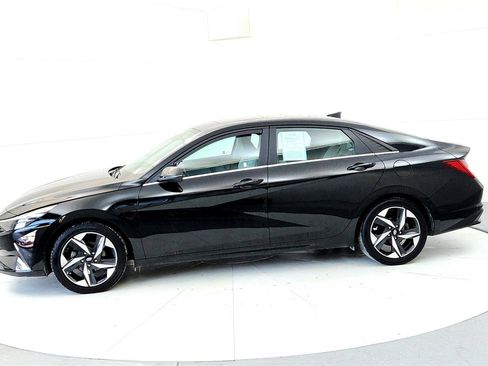 Used 2023 Hyundai Elantra Limited image 3