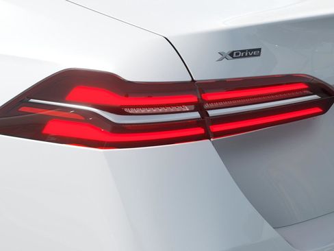 New 2027 BMW 550e xDrive 550e xDrive Sedan image 8