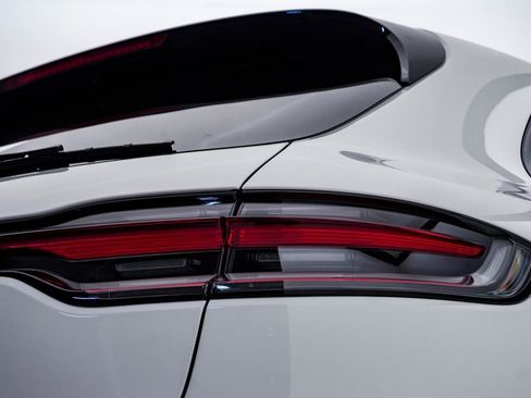 Certified 2025 Porsche Macan image 12