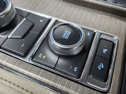 Used 2024 Ford Expedition Limited image 12