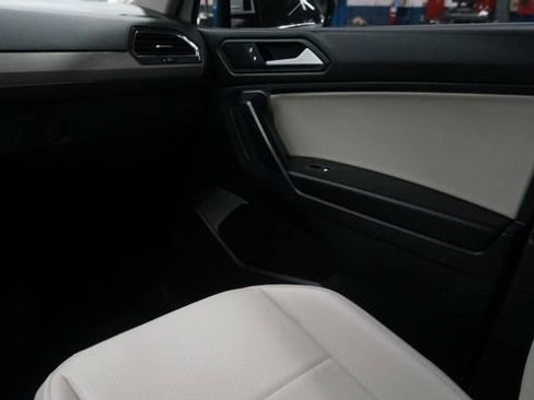 Certified 2021 Volkswagen Tiguan SE w/ Panoramic Sunroof Package image 39