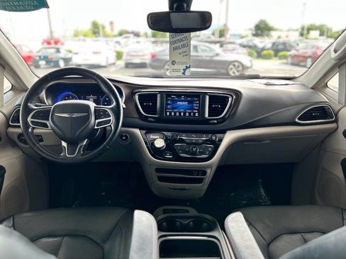 Used 2019 Chrysler Pacifica Touring-L FWD image 50