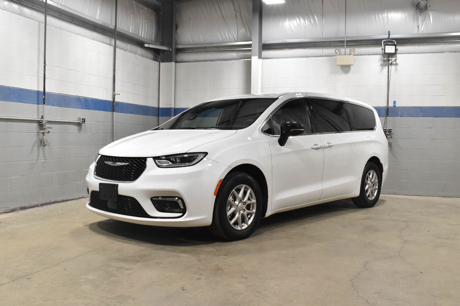 Used 2025 Chrysler Pacifica Select FWD image 2