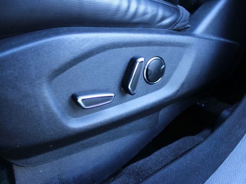 Used 2016 Ford Explorer XLT w/ Equipment Group 202A FWD image 11