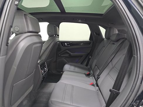Used 2023 Porsche Cayenne AWD/4WD image 7