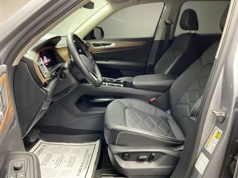 Used 2025 Volkswagen Atlas SE FWD image 14