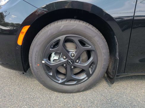 New 2023 Chrysler Pacifica Limited w/ Uconnect Theater Family Group image 14