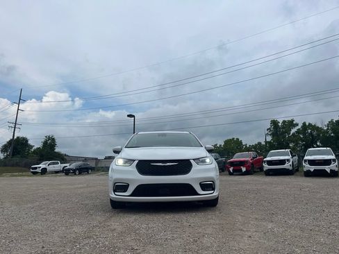 Used 2023 Chrysler Pacifica Touring-L FWD image 12