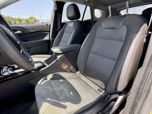Used 2025 Chevrolet Trax LT FWD image 16