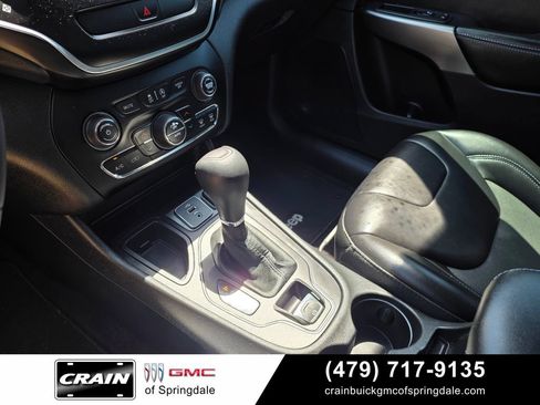 Used 2019 Jeep Cherokee Latitude Plus w/ Comfort/Convenience Group FWD image 17