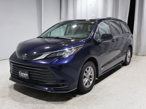 Used 2021 Toyota Sienna LE image 5