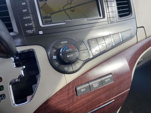 Used 2013 Toyota Sienna Limited image 26