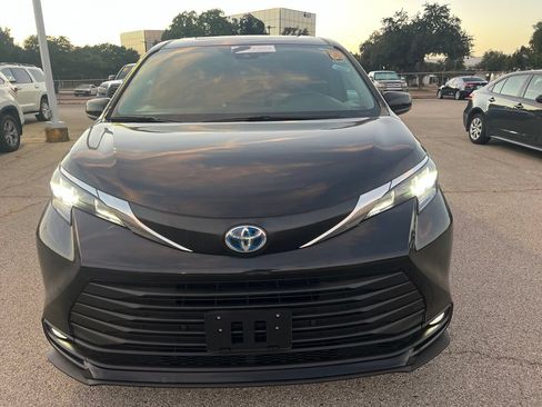 Used 2025 Toyota Sienna XLE FWD image 2