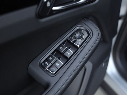 Certified 2025 Porsche Macan image 31